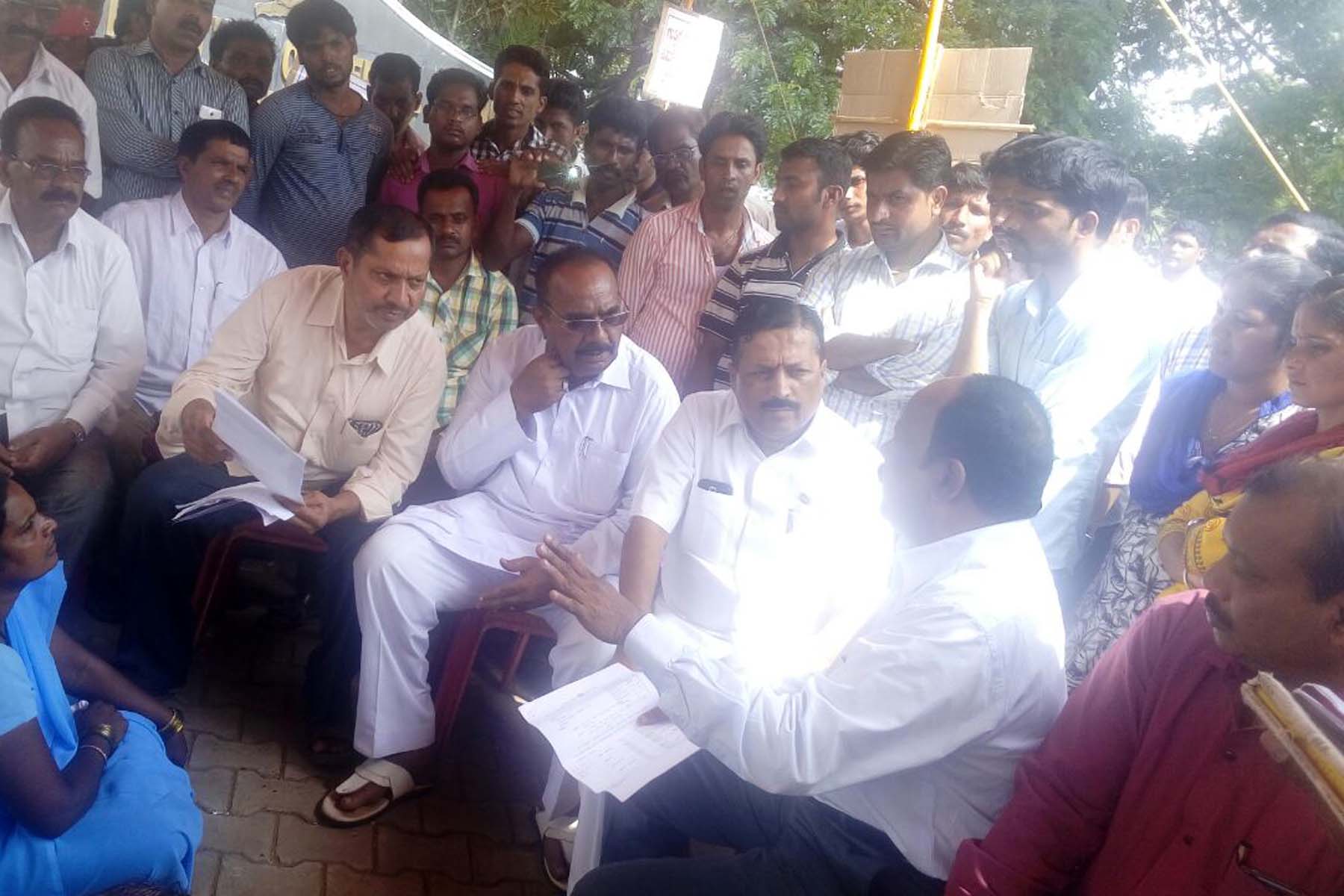 ವೇತನ ಪರಿಷ್ಕರಣೆ: ಕ್ರಮ ಕೈಗೊಂಡಿದ್ದರೂ ಪ್ರತಿಭಟನೆ ಬಿಡದ ಆಸ್ಪತ್ರೆ ಸಿಬ್ಬಂದಿ