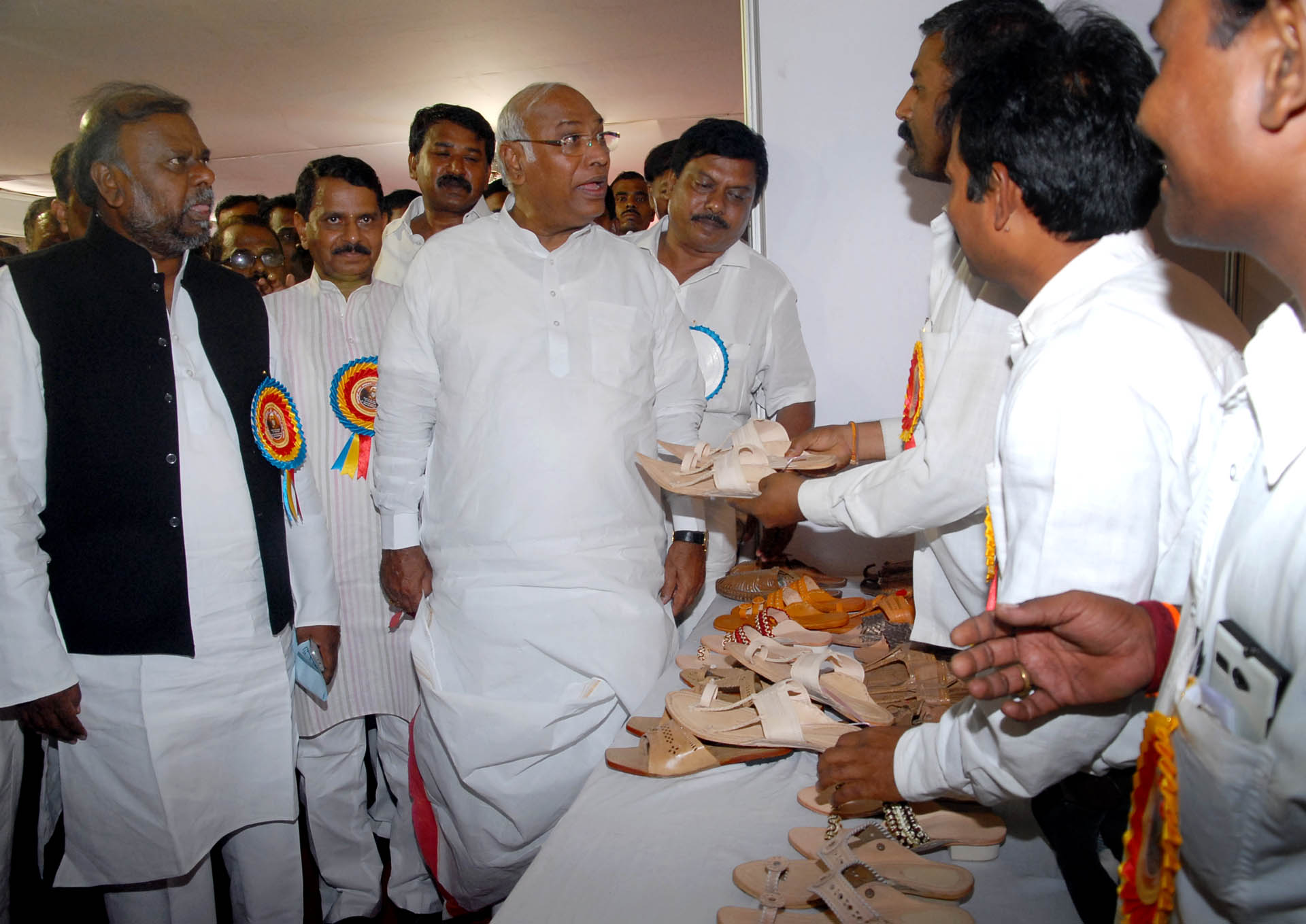 ಕಾಯಕಕ್ಕೆ ಜಾತಿಯ ಪಟ್ಟ ವಿಪರ್ಯಾಸ: ಖರ್ಗೆ