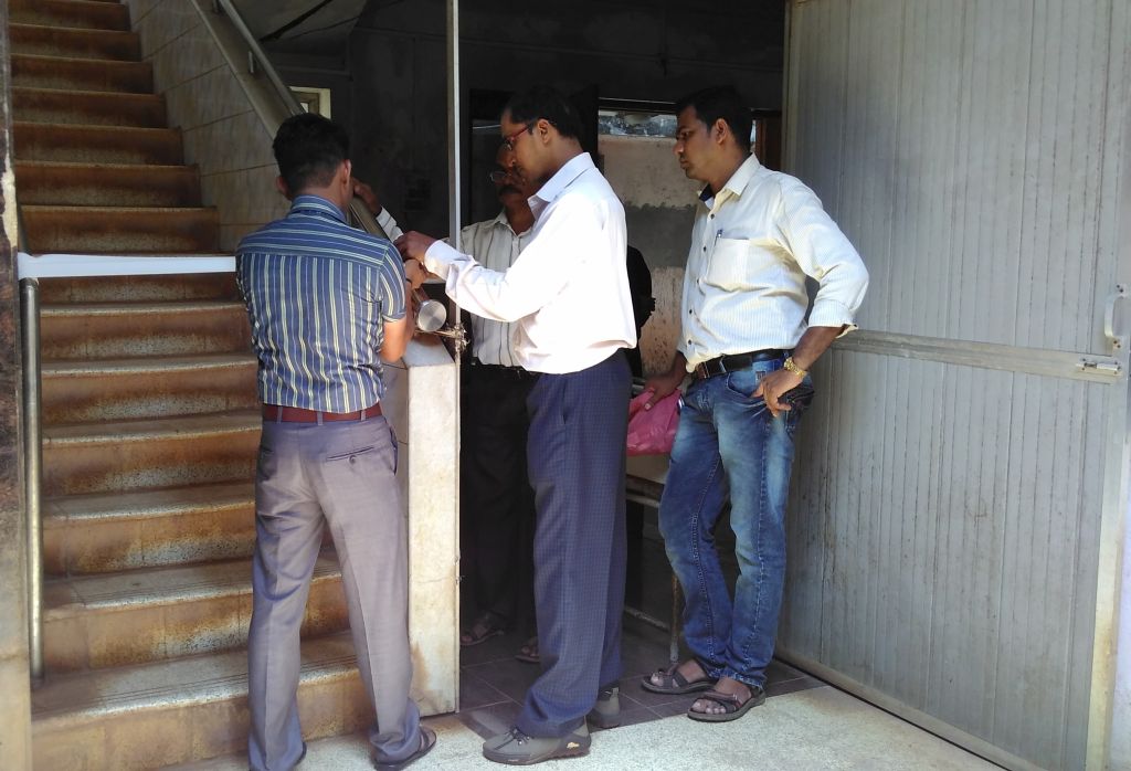 ಆಸ್ಪತ್ರೆಗೆ ಬೀಗ ಜಡಿದ ಅಧಿಕಾರಿಗಳು