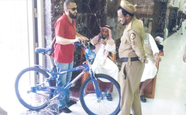 ಮಕ್ಕಾ : ಮಸ್ಜಿದುಲ್ ಹರಾಮ್ ಗೆ ಸೈಕಲ್ ನಲ್ಲಿ ಪ್ರವೇಶಿಸಿದ ವ್ಯಕ್ತಿ !