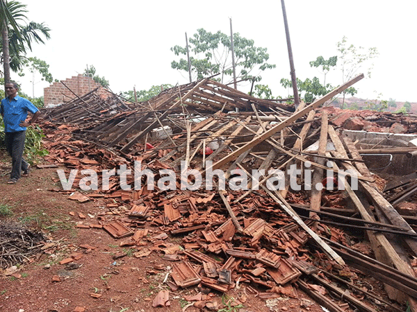 ಇರಾದಲ್ಲಿ ಗಾಳಿ ಮಳೆಗೆ ಕುಸಿದುಬಿದ್ದಿರುವ ಕೋಳಿ ಪಾರಂ