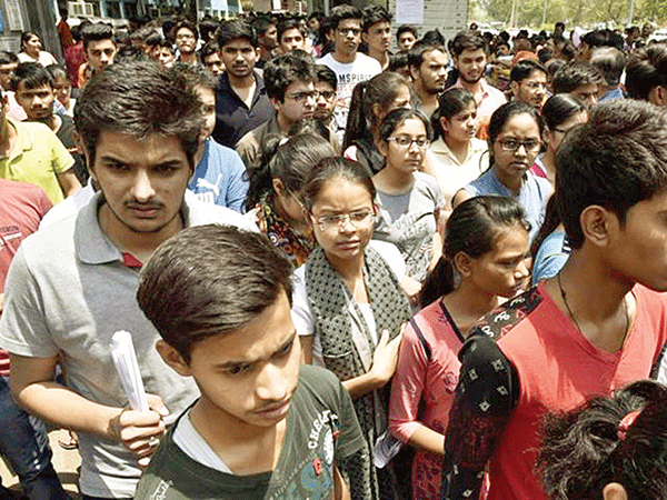 ಮುಂದುವರಿದ ನೀಟ್ ಗೊಂದಲ: ಪರೀಕ್ಷೆ ಒಂದು ವರ್ಷ ಮುಂದಕ್ಕೆ