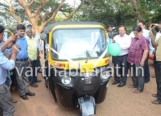 ಕಾಂಪ್ಯಾಕ್ಟ್ ಎಲ್‌ಪಿಜಿ ಆರ್‌ಎಲ್ ಆಟೊರಿಕ್ಷಾ ಅನಾವರಣ