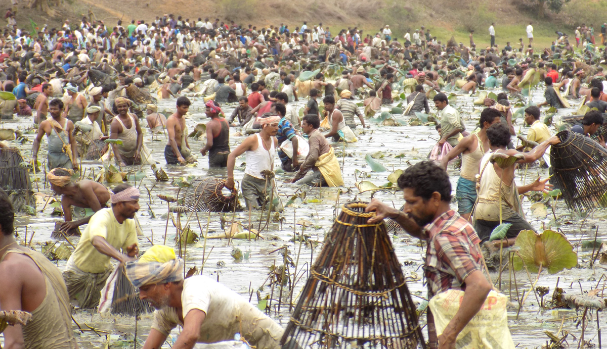 ಸೊರಬ: ಮಲೆನಾಡಿನ ಅಪ್ಪಟ ಗ್ರಾಮೀಣ ಕ್ರೀಡೆ ಕೆರೆಬೇಟೆ