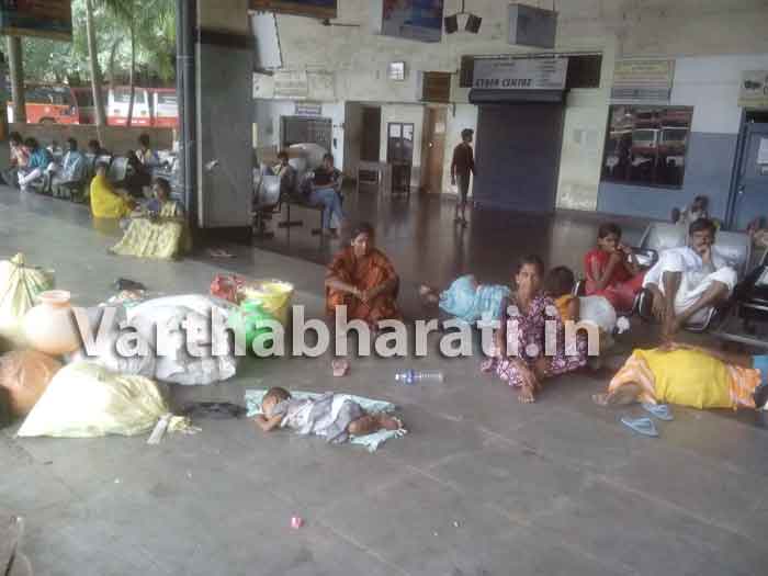 ಕೆಎಸ್ಸಾರ್ಟಿಸಿ ಬಸ್ ನಿಲ್ದಾಣದಲ್ಲಿ ನೀರು, ಊಟ ಸಿಗದೆ ಒದ್ದಾಡಿದ  ಪ್ರಯಾಣಿಕರು
