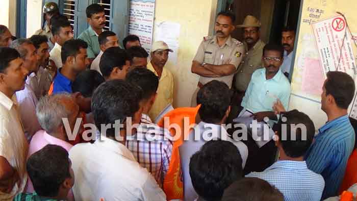 ಅನುಮತಿ ನೀಡಲು ಒತ್ತಾಯಿಸಿ ಅಜ್ಜಾವರ ಗ್ರಾಪಂಗೆ ಮುತ್ತಿಗೆ