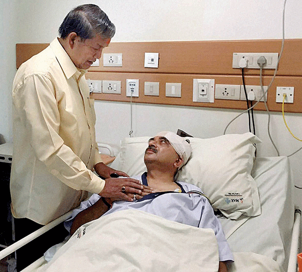 ಹರೀಶ್ ರಾವತ್‌ರಿಂದ ಗಾಯಾಳು ತರುಣ್ ವಿಜಯ್ ಭೇಟಿ