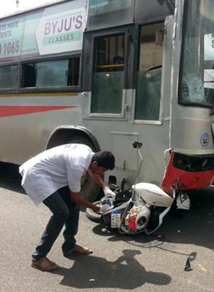 ದ್ವಿಚಕ್ರ ವಾಹನಕ್ಕೆ ಬಿಎಂಟಿಸಿ ಬಸ್ಸು ಡಿಕ್ಕಿ: ಯುವತಿ ಸಾವು