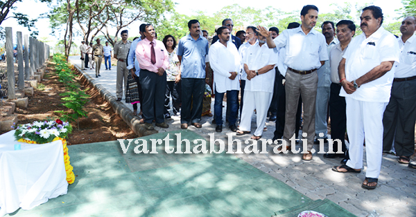 2010ರ ಮೇ 22 ರಂದು ನಡೆದ ಮಂಗಳೂರು ವಿಮಾನ ಮಹಾದುರಂತದಲ್ಲಿ ಸಾವನ್ನಪ್ಪಿದವರಿಗೆ  ಶ್ರದ್ಧಾಂಜಲಿ ಸಲ್ಲಿಕೆ