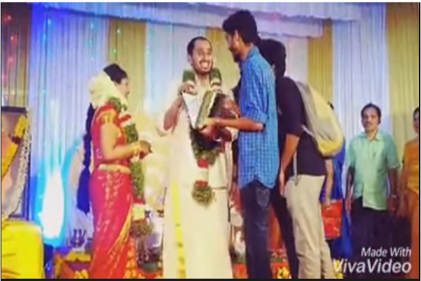 ಪ್ರೊಫೆಸರ್ ರ ಮದುವೆ ವೇದಿಕೆಗೇ ಹೋಗಿ ಕಾಲೇಜು ಪ್ರಾಜೆಕ್ಟ್ ಗೆ ಸಹಿ ಪಡೆದ ಚಾಲಾಕಿ ವಿದ್ಯಾರ್ಥಿ