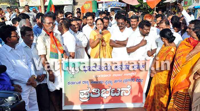 ತೊಕ್ಕೊಟ್ಟು: ಸಚಿವ ಯು.ಟಿ.ಖಾದರ್ ರಾಜಿನಾಮೆಗೆ ಆಗ್ರಹಿಸಿ ಪ್ರತಿಭಟನೆ