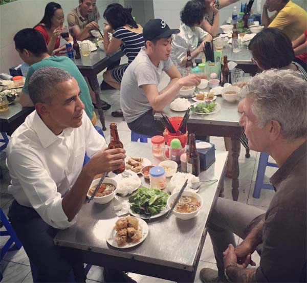 ರಸ್ತೆ ಬದಿ ಹೊಟೇಲ್‌ನ ಭೋಜನ ಸವಿದ ಒಬಾಮ