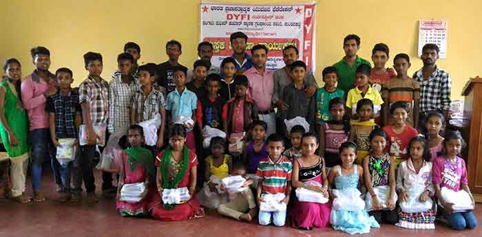 ಡಿವೈಎಫ್‌ಐ ವತಿಯಿಂದ ಉಚಿತ ಪುಸ್ತಕ ವಿತರಣೆ