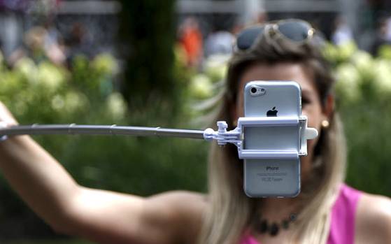 ಸೆಲ್ಫಿ ಗೀಳು ಇರುವವರು ಈ ಸಮಸ್ಯೆಯಿಂದ ಬಳಲುತ್ತಿದ್ದೀರಿ!