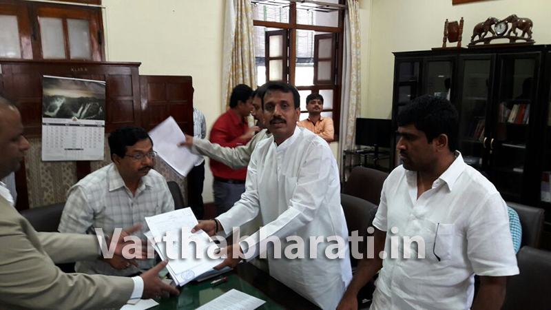 ವಿಧಾನಸಭೆಯಿಂದ ಪರಿಷತ್ತಿಗೆ ಚುನಾವಣೆ - ಪಕ್ಷೇತರ ಅಭ್ಯರ್ಥಿಯಾಗಿ ಅನಿಲ್ ಕುಮಾರ್ ನಾಮಪತ್ರ ಸಲ್ಲಿಕೆ