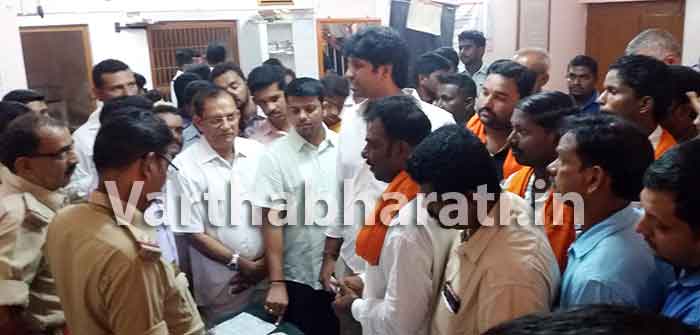 ಬೆಳ್ತಂಗಡಿ: ಸಂಘಪರಿವಾರದ ಕಾರ್ಯಕರ್ತರಿಂದ ಠಾಣೆಗೆ ಮುತ್ತಿಗೆ