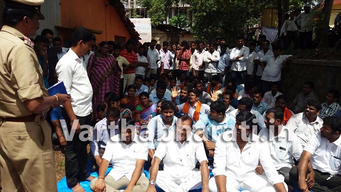 ಹಲ್ಲೆ ಪ್ರಕರಣ: ಆರೋಪಿಗಳನ್ನು ಬಂಧಿಸಲು ಒತ್ತಾಯಿಸಿ ಪ್ರತಿಭಟನೆ