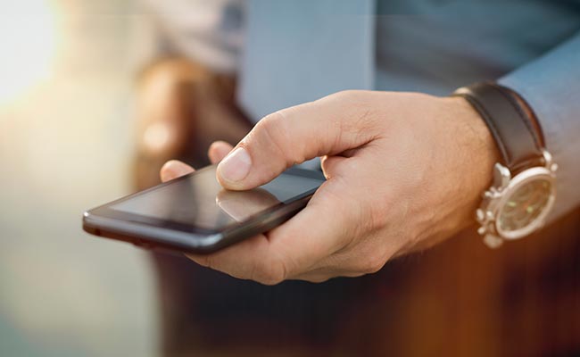 ‘ಸ್ಮಾರ್ಟ್ ಫೋನ್ ಬಳಸುವಾಗ ಎಚ್ಚರ, ಬೇರೆ ಯಾರೋ ಕದ್ದಾಲಿಸಬಹುದು’