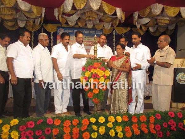 ಇನ್ನೊಬ್ಬರನ್ನು ನೋಡಿ ನಾವು ಕಲಿಯುವದಲ್ಲ ಬದಲಾಗಿ ನಮ್ಮನ್ನು ನೋಡಿ ಎಲ್ಲರೂ ಕಲಿಯುವಂತಾಗಬೇಕು-ಡಾ.ರಾಜೇಂದ್ರ ಕುಮಾರ