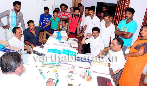 ಸಂತ್ರಸ್ತರಿಗೆ ಪರಿಹಾರಧನ ವಿತರಿಸುವಲ್ಲಿ ವಿಳಂಬ : ಬಿಜೆಪಿ ಮುಖಂಡರಿಂದ ಬಂಟ್ವಾಳ ತಹಶೀಲ್ದಾರ್ ಕಛೇರಿಗೆ ಮುತ್ತಿಗೆ