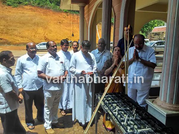 ಬೆಸಿಲಿಕಾ ಮನ್ನಣೆಗೆ ಮೊಯ್ಲಿ ಪ್ರಶಂಸೆ ಅತ್ತೂರು ಚರ್ಚ್‌ಗೆ ಭೇಟಿ ನೀಡಿ ಶ್ಲಾಘನೆ