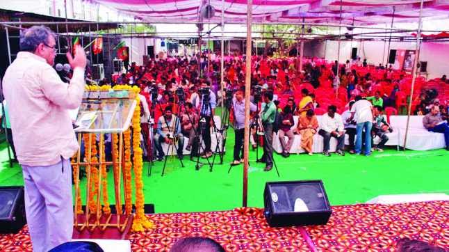 ಭೋಪಾಲ್ : ಖಾಲಿ ಕುರ್ಚಿಗಳಿಗೆ ಸಾಧನೆಯ ಭಾಷಣ ಮಾಡಿದ ಕೇಂದ್ರ ಸಚಿವ !