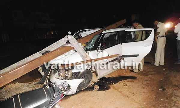 ತೊಕ್ಕೊಟ್ಟು : ವಿದ್ಯುತ್ ಕಂಬಕ್ಕೆ ಕಾರು ಡಿಕ್ಕಿ, ಕಂಬ ಮುರಿದು ಬಿದ್ದರೂ ಅದೃಷ್ಟವಶಾತ್ ಪಾರಾದ ಪ್ರಯಾಣಿಕರು