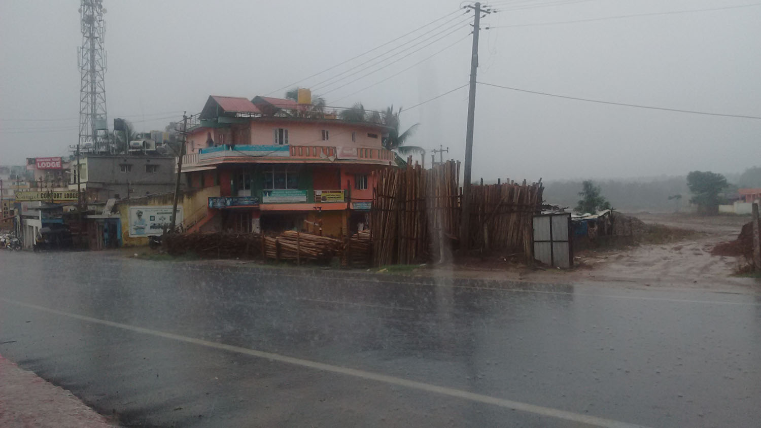ಕುಶಾಲನಗರ: ಧಾರಾಕಾರವಾಗಿ ಸುರಿದ ಮಳೆ