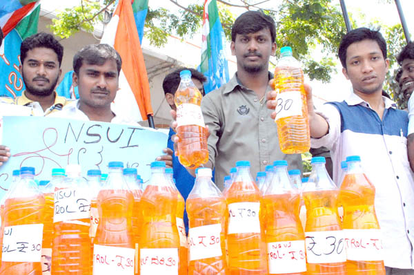 ಪೆಟ್ರೋಲ್ ಬೆಲೆ ಇಳಿಕೆಗೆ ಆಗ್ರಹಿಸಿ ಅಗ್ಗದ ದರದಲ್ಲಿ ಪೆಟ್ರೋಲ್ ಮಾರಾಟ