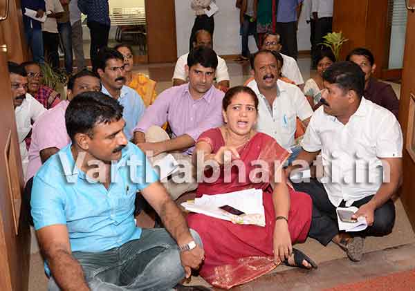 ವಿಪಕ್ಷ ಪ್ರತಿಭಟನೆಯ ಮಧ್ಯೆ ನಡೆದ ಸಾಮಾನ್ಯ ಸಭೆ: ಸದನದೊಳಗೆ ಪೊಲೀಸರ ಪ್ರವೇಶ!