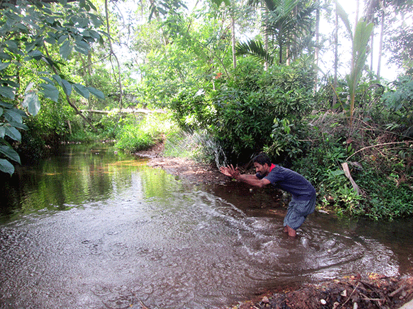 ಸುಡು ಬೇಸಿಗೆಯಲ್ಲೂ ತೋಡಿನಲ್ಲಿ ಹರಿಯುತ್ತಿದೆ ನೀರು!