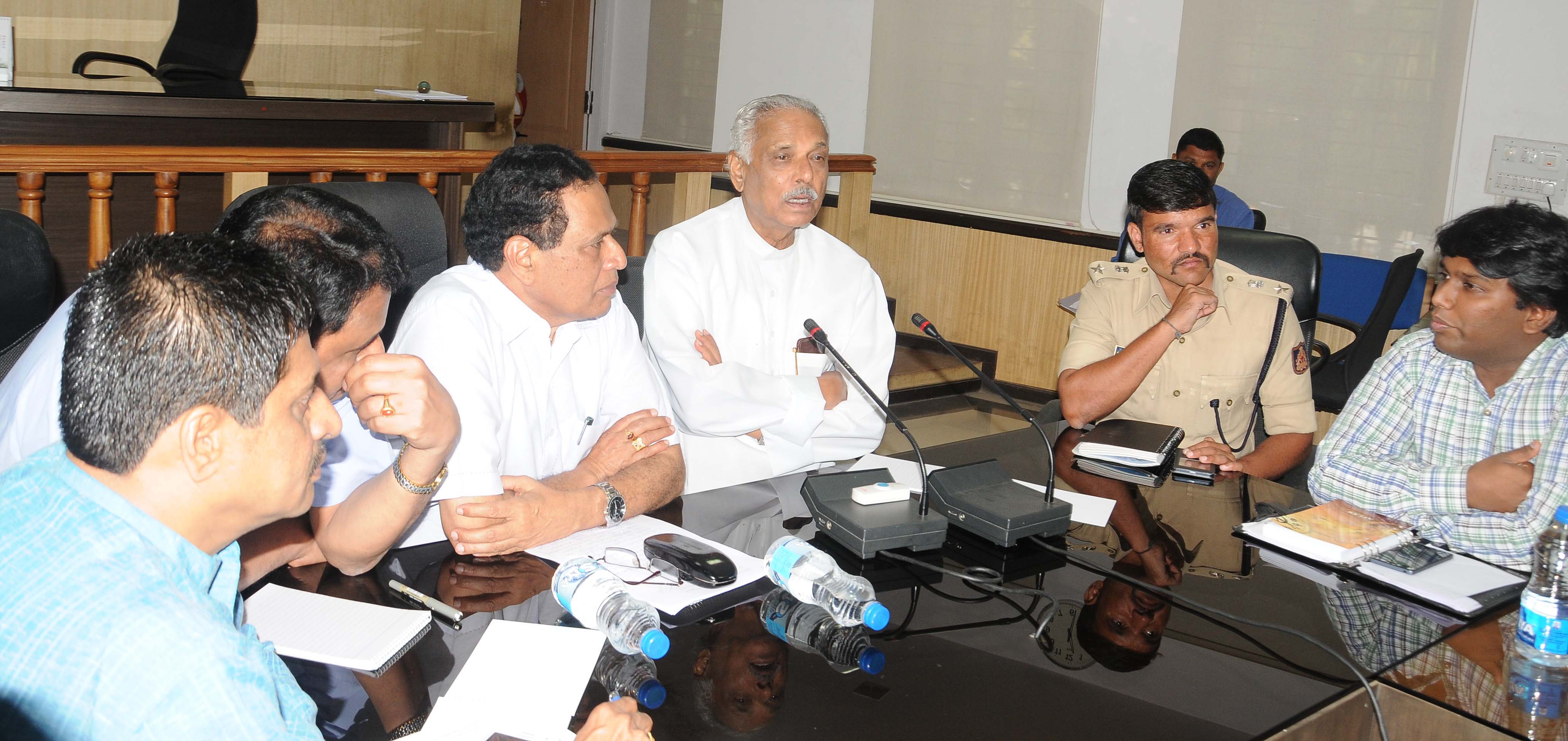 ಹಣ ಬಿಡುಗಡೆ ಮಾಡದಿದ್ದರೆ ಸಿಎಂ ಮನೆ ಮುಂದೆ ಧರಣಿ ಮಾಡಿ:  ಸಚಿವ ಕಿಮ್ಮನೆ ರತ್ನಾಕರ