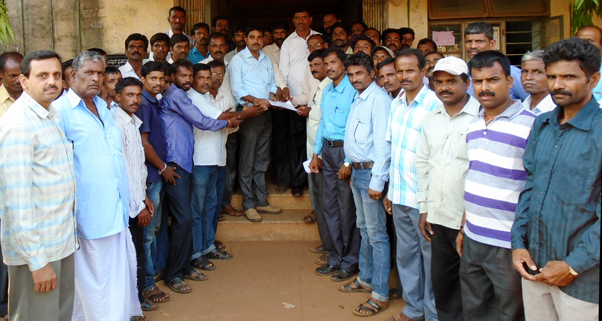 ಲೈನ್‌ಮ್ಯಾನ್ ವರ್ಗಾವಣೆ ಖಂಡಿಸಿ ಮೆಸ್ಕಾಂಗೆ ಮುತ್ತಿಗೆ