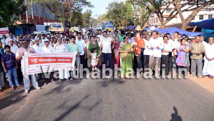 ಮಂಗಳೂರು-ಮೂಡುಬಿದಿರೆ ರಸ್ತೆ ಅಗಲೀಕರಣದ ಅಲೈನ್‌ಮೆಂಟ್ ವಿರೋಧಿಸಿ ಭೂ ಮಾಲಕರಿಂದ ರಸ್ತೆ ತಡೆ