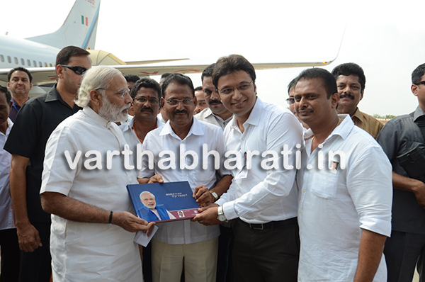 ಪ್ರಧಾನಿಗೆ ಪುಸ್ತಕ ಪ್ರದಾನಿಸಿದ ಪಾಲೆಮಾರ್