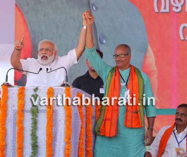 ‘ಬದುಕಿರುವ ಹುತಾತ್ಮ’ ಬಿಜೆಪಿ ಅಭ್ಯರ್ಥಿ : ಕೈ ಎತ್ತಿ ಹಿಡಿದ ಮೋದಿ