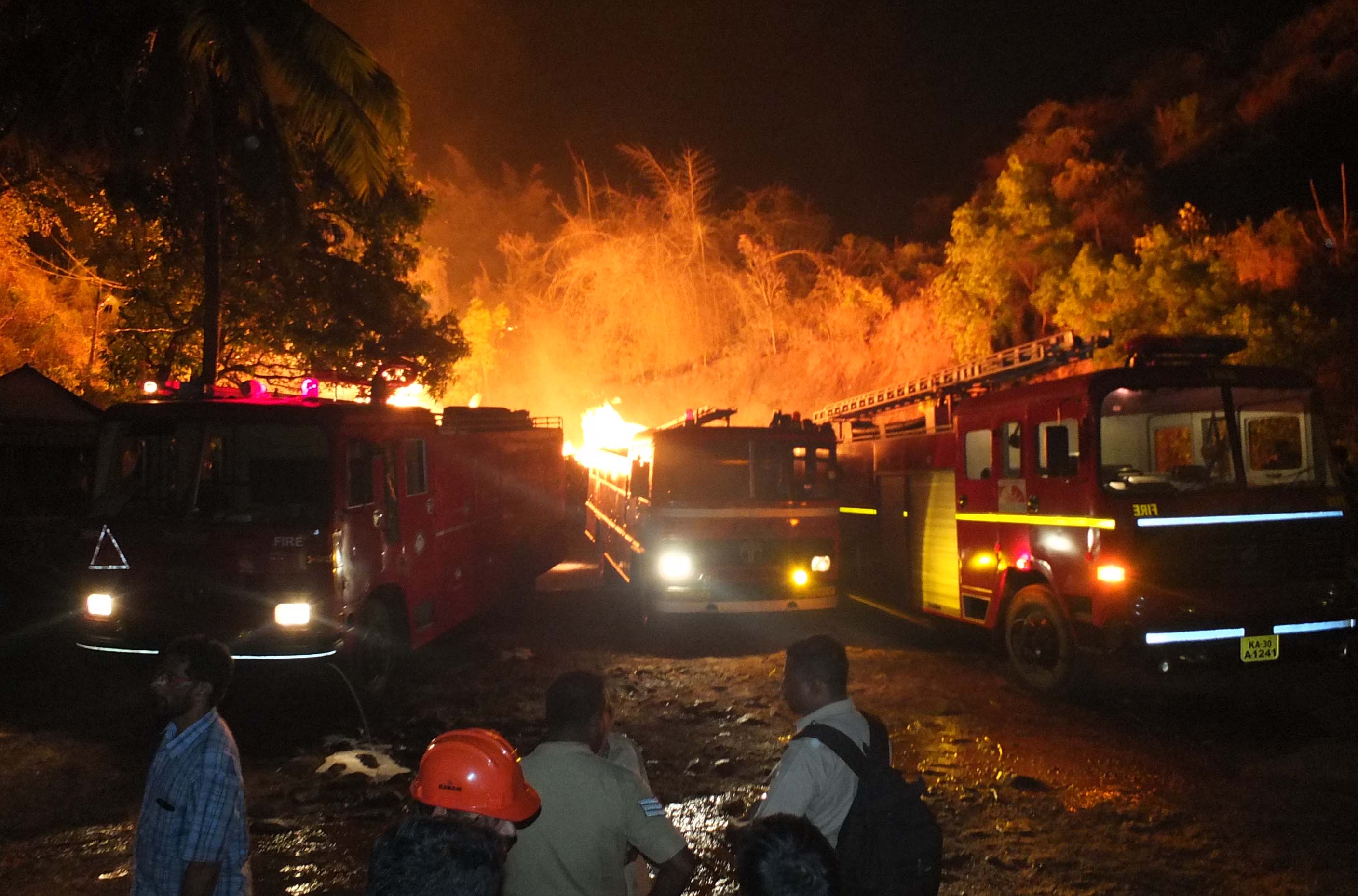 ಅಗ್ನಿಅನಾಹುತ: ಬೆಂಕಿ ಹತೋಟಿಗೆ ಹರಸಾಹಸ