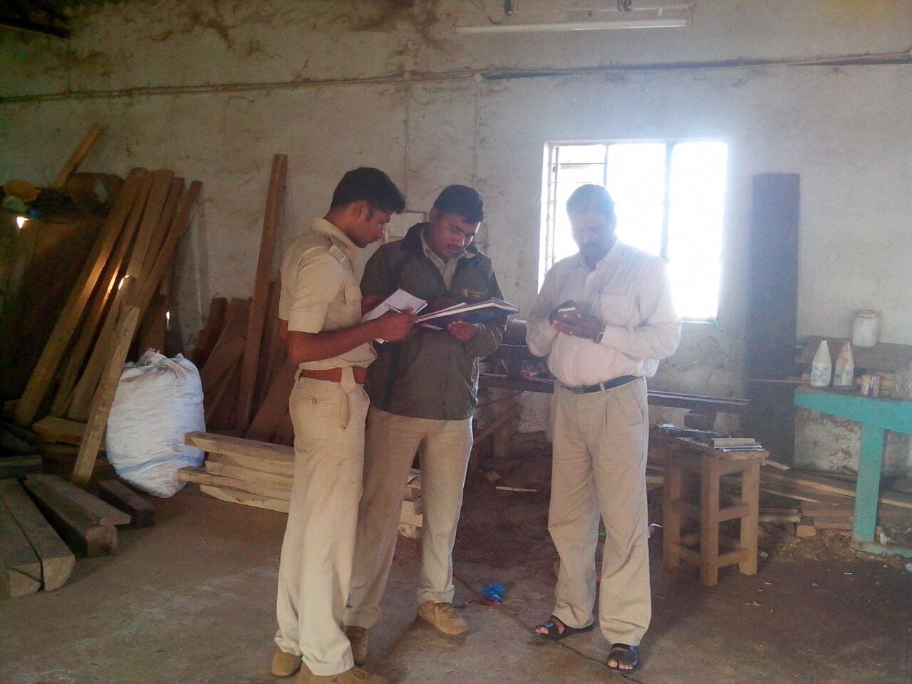 ಅಕ್ರಮ ಕಟ್ಟಿಗೆ ಜಪ್ತಿ