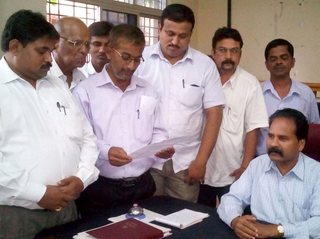 ವಕೀಲರ ಸಂಘದಿಂದ ಜಿಲ್ಲಾಧಿಕಾರಿಗೆ ಮನವಿ