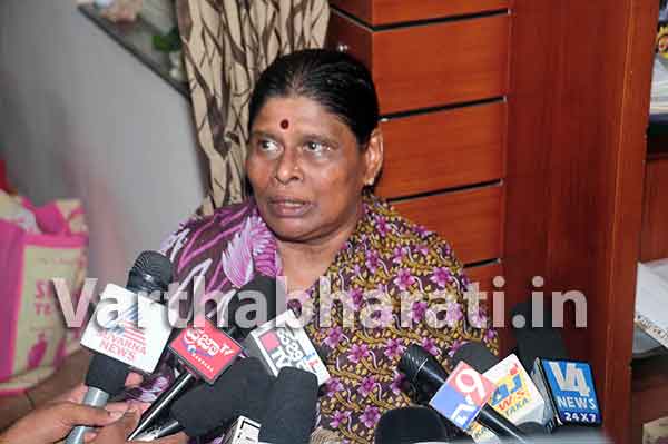 ಮಗಳಿಗೆ ಜೀವಬೆದರಿಕೆಯಿದೆ: ರಾಜೀನಾಮೆ ಅಂಗೀಕಾರ ಸರಿಯಲ್ಲವೆಂದು ಕಣ್ಣೀರಿಟ್ಟ ಅನುಪಮಾ ತಾಯಿ