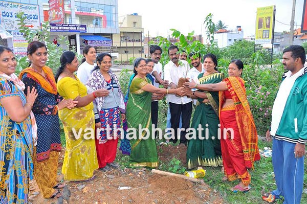 ಹಾಸನ : ಗಿಡ ನೆಡುವ ಮೂಲಕ ಪದಗ್ರಹಣ