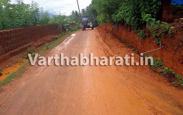 ಸುಳ್ಯ: ಕೆಸರುಮಯವಾದ ಕುರುಂಜಿಗುಡ್ಡೆ ರಸ್ತೆ