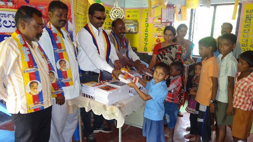 ಕಾವಲುಪಡೆ ವತಿಯಿಂದ ಪುಸ್ತಕ ವಿತರಣೆ