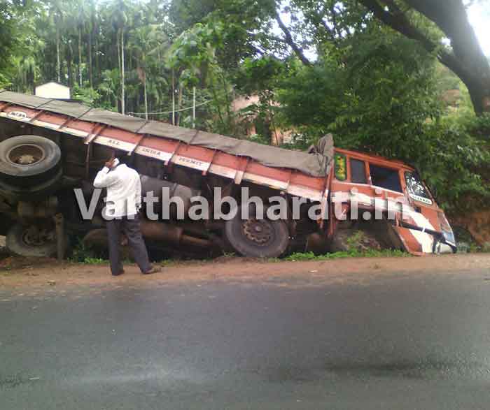 ಬಂಟ್ವಾಳ: ಕಂದಕಕ್ಕುರುಳಿದ ಲಾರಿ
