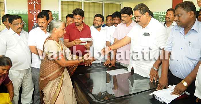 ಬಂಟ್ವಾಳ: ಉಸ್ತುವಾರಿ ಸಚಿವರಿಂದ ಪರಿಹಾರಧನದ ಚೆಕ್ ವಿತರಣೆ