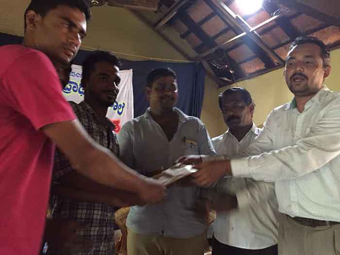 ಝಮಾನ್ ಬಾಯ್ಸನಿಂದ ಪುಸ್ತಕ ವಿತರಣೆ