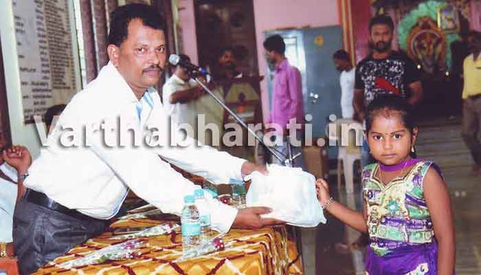 ಗಣೇಶಪುರ: ಅಜೇಯ್ ಫ್ರೆಂಡ್ಸ್ ಸರ್ಕಲ್‌ನಿಂದ ಪುಸ್ತಕ ವಿತರಣೆ