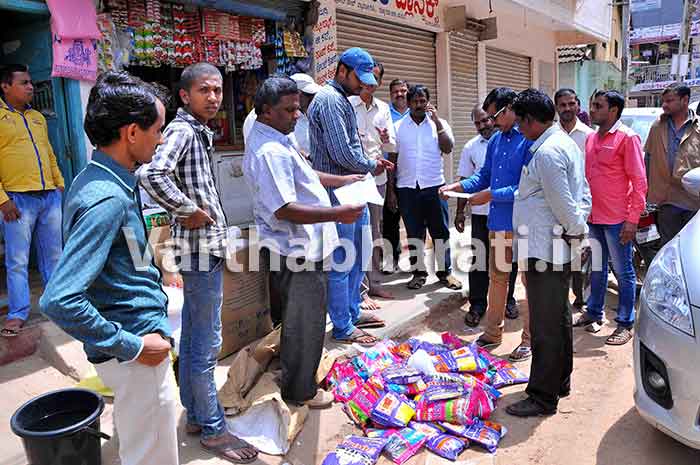 ಹಾಸನ: ಪ್ಲಾಸ್ಟಿಕ್ ಮಾರಾಟ ಮಳಿಗೆಗಳ ಮೇಲೆ ದಾಳಿ
