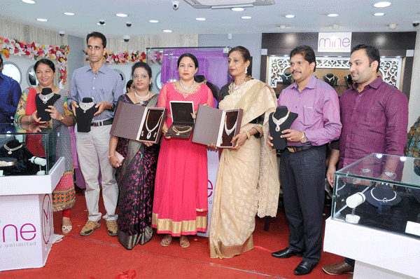 ಮಲಬಾರ್ ಗೋಲ್ಡ್‌ನಲ್ಲಿ ‘ವಜ್ರ’ಗಳ ಪ್ರದರ್ಶನ ಉದ್ಘಾಟನೆ