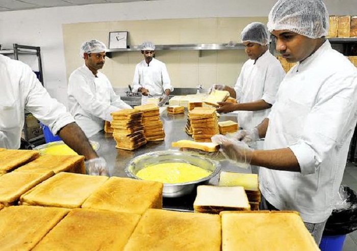 ಪ್ರತೀದಿನ 10,000 ಊಟ ತಯಾರಿಸುವ ನೋಯ್ಡಾದ ರೈಲ್ವೇಯ ಅತ್ಯಾಧುನಿಕ ಅಡುಗೆ ಮನೆ ನೋಡಿ